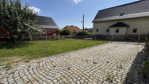 Zufahrt und Garten - 