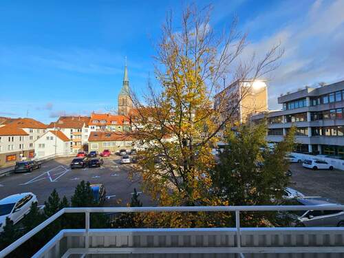 Balkon Ausblick.jpeg - ERSTEBEZUG NACH RENOVIERUNG - Großzügig im 2. OG mit Balkon und neuem Tageslichtbad mit Dusche. Zentraler geht es kaum