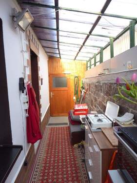 Überdachter Bereich hinter dem Wohnhaus - 