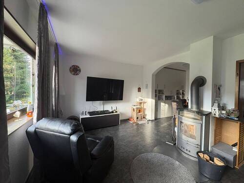 Gemütliches Wohnzimmer mit Kamin - 6 Zimmer Reihenmittelhaus zum Kaufen in Birkenau / Nieder-Liebersbach