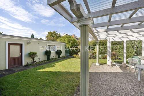 Blick von der Terrasse auf den Garten - 