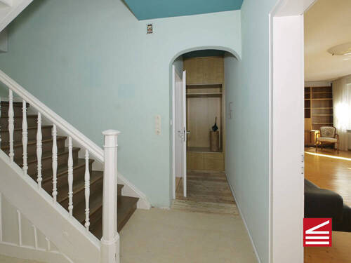 Flur - Aufgang u. Zugang Badezimmer - 