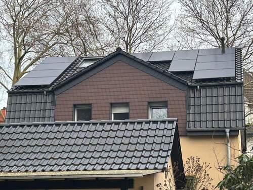 Dach mit Photovoltaik - 