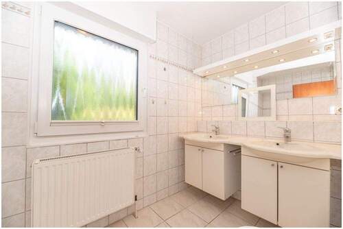 Badezimmer mit Wanne - 5 Zimmer Bungalow in Elmshorn
