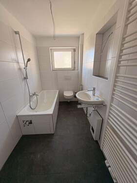 Tageslichtbad mit Wanne - Renovierte 3-Zimmer-Wohnung mit Balkon direkt am Stadtpark