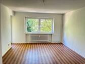Wohnzimmer - Geräumige 3-Raumwohnung mit Balkon in ruhiger Lage