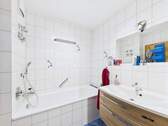 Badezimmer mit Badewanne - 