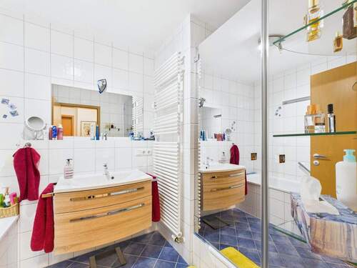 Modernes Badezimmer - Etagenwohnung mit 78,10 m&sup2; in Unterschleißheim zum Kaufen