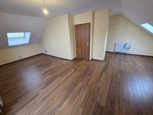 GroßesZimmer_ObergeschossmitZugangzumBalkon - 