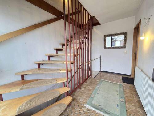 Flur_Eingangsbereich - 6 Zimmer Einfamilienhaus zum Kaufen in Schöneck