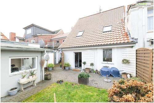 Terrasse und Rückansicht - 6 Zimmer Mehrfamilienhaus, Wohnhaus in Glückstadt