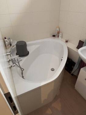 Bad mit Badewanne und Dusche - 