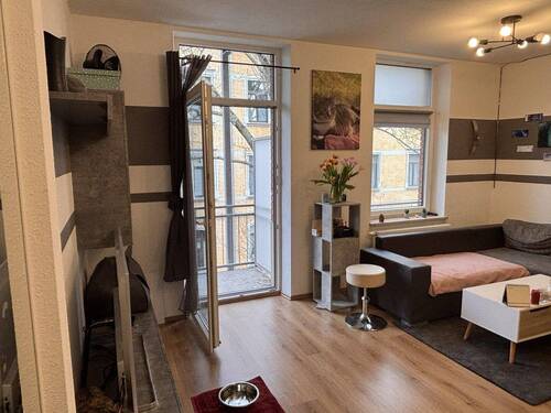 Wohnzimmer mit Zutritt zum Balkon - 