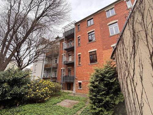 Rückansicht mit Balkon - 2 Zimmer Etagenwohnung in Plauen