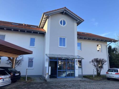 Außensicht/ Eingangsbereich - Einladende 4-Zi Wohnung als Gewerbeeinheit! Perfekte Ortsrandlage in Egmating!