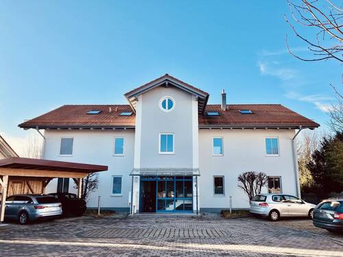 Eingangsbereich und Stellplätz - 4 Zimmer Etagenwohnung zum Kaufen in Egmating