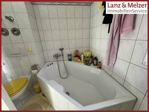 ...mit Dusche und Badewanne - 