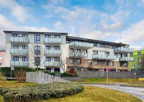 Aussenansicht - Attraktive 3-Zimmer-Erdgeschosswohnung mit privatem Garten in Neumatten