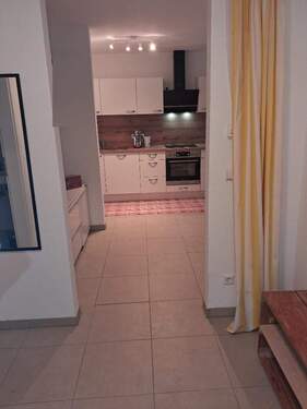 Blick vom Flur auf die neue Küchenzeile - 2 Zimmer Etagenwohnung in Höchberg