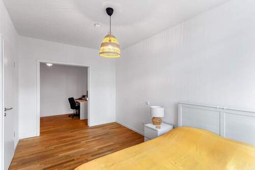 Schlafzimmer mit Arbeitsbereich oder Ankleide - 