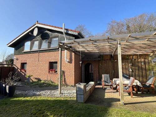 Rückansicht Haus mit überdachter Terrasse - Hanerau-Hademarschen: Gemütliches Einfamilienhaus sucht neuen Eigentümer