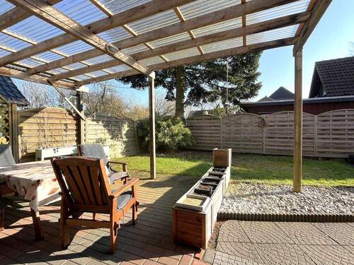 Terrasse mit Blick in den Garten - 5 Zimmer Einfamilienhaus zum Kaufen in Hanerau-Hademarschen