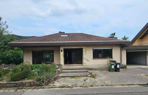 Ansicht - ~~ BUNGALOW MIT ZWEI GARAGEN UND GARTEN IN KLINGENMÜNSTER ~~