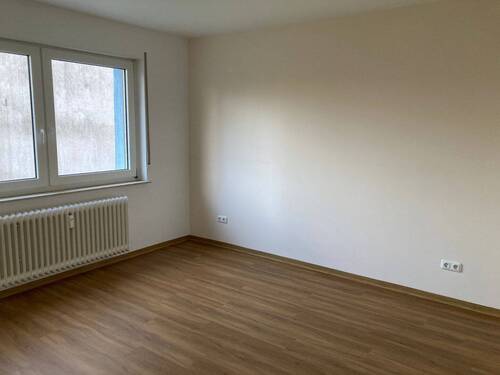 BEISPIELBILD: Schlafzimmer mit PVC-Boden in Holzoptik - 3 Zimmer Etagenwohnung in Friedrichsdorf