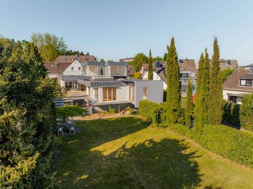 Gartenansicht - Außergewöhnliches Einfamilienhaus - sofort beziehbar!