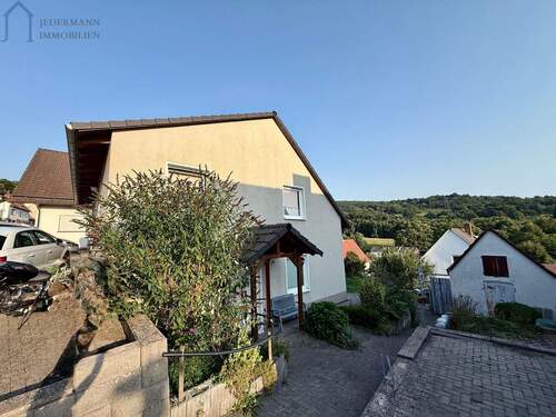 Hausansicht - Lichtdurchflutete 3-Zimmer-Wohnung mit großem Wohn-Essbereich in Helsa