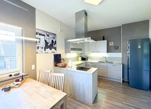 ...mit moderner Einbauküche - 