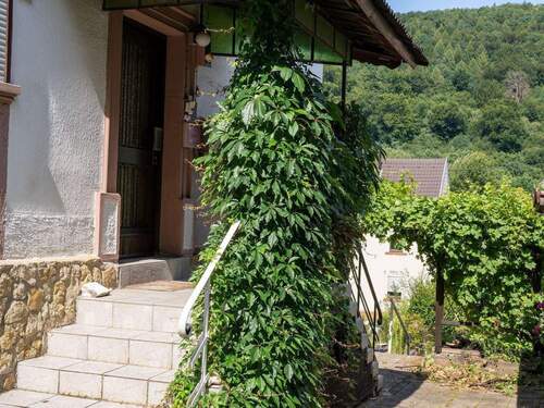 Hauseingang - 9 Zimmer Mehrfamilienhaus, Wohnhaus zum Kaufen in Saarbrücken