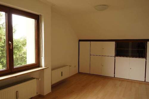 Wohnzimmer mit Einbauschränken in der Dachschräge - 4 Zimmer Etagenwohnung in Höchberg