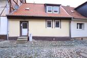 Straßenansicht - Sanierungsobjekt für Macher - 12.500,00&nbsp;EUR Kaufpreis, ca.&nbsp; 50,00&nbsp;m&sup2;&nbsp;Wohnfl&auml;che