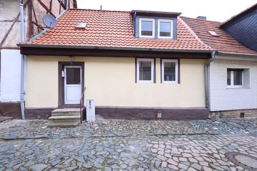 Straßenansicht - Sanierungsobjekt für Macher - 12.500,00&nbsp;EUR Kaufpreis, ca.&nbsp; 50,00&nbsp;m&sup2;&nbsp;Wohnfl&auml;che