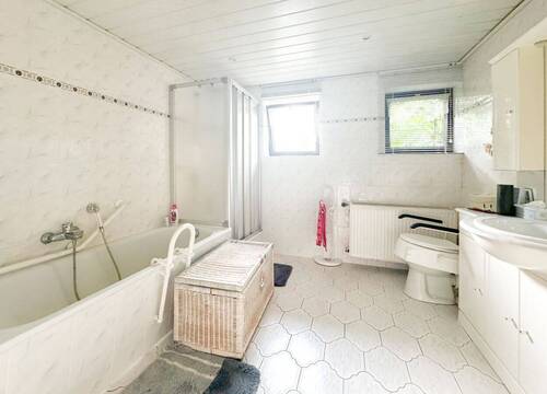 ...komplett mit Wanne und Dusche - 