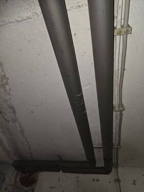 isolierte Leitungen im Keller - 