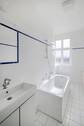 Tagesbelichtetes Bad mit Wanne - 