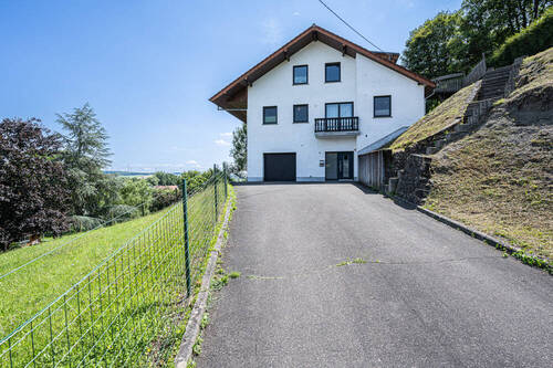 Bild 1 - Einfamilienhaus mit Einliegerwohnung in Höhenlage von Wolsfeld.