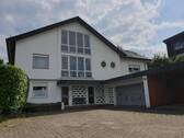 Bild 1 - Kaufpreis-Reduzierung ! Einfamilien-Wohnhaus mit Einliegerwohnung u. Garagengebäude mit Carport von Detmold