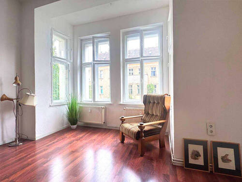 Sehr helles Erkerzimmer - 3 Zimmer Etagenwohnung in Berlin