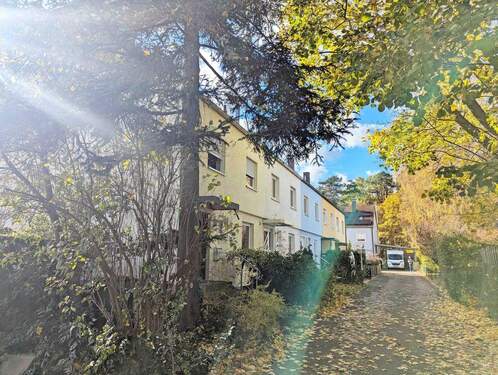 Ansicht-Blick in die Häuserreihe PXL_20251030_1123 - 