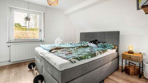 1. OG Schlafzimmer 1 - 
