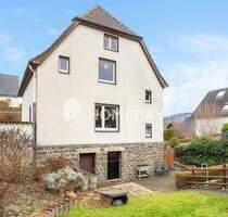 Zweifamilienhaus mit sonnigem Garten auf ca. 940 m² Grundstück - Meschede Wennemen