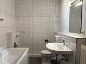 Badezimmer mit Wanne - 