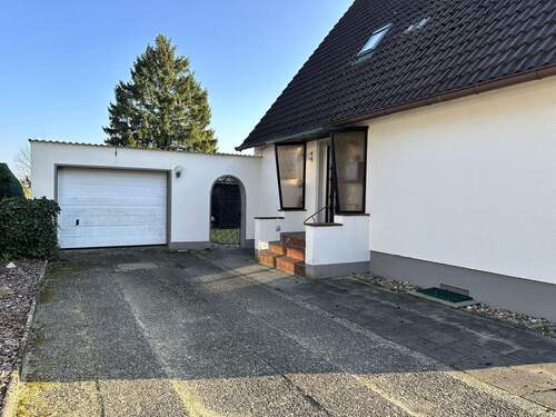 Zufahrt - 7 Zimmer Einfamilienhaus zum Kaufen in Eschede