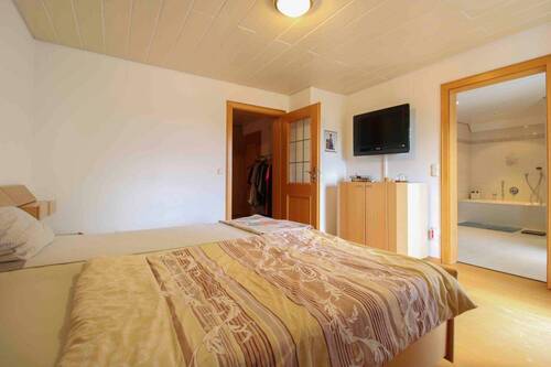 Schlafzimmer mit Zugang Ankleide und Badezimmer - 