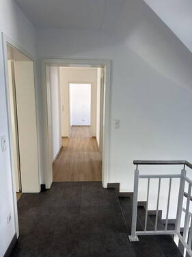 Flur DG Blick Wohnungseingang - 