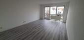 Wohnzimmer (Blick zum Balkon) - 