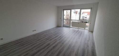 Wohnzimmer (Blick zum Balkon) - 